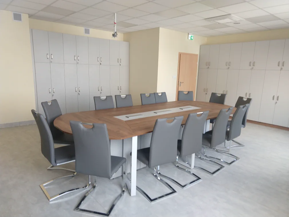 Sala konferencyjna AGH ze stołem i zabudową ścienną