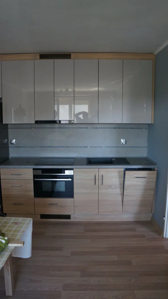 Pełny widok niewielkiego aneksu kuchennego