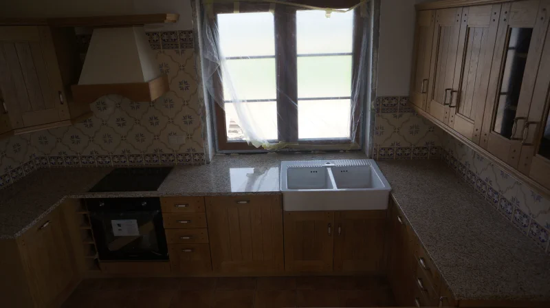 Drewniana kuchnia na wymiar pod oknem