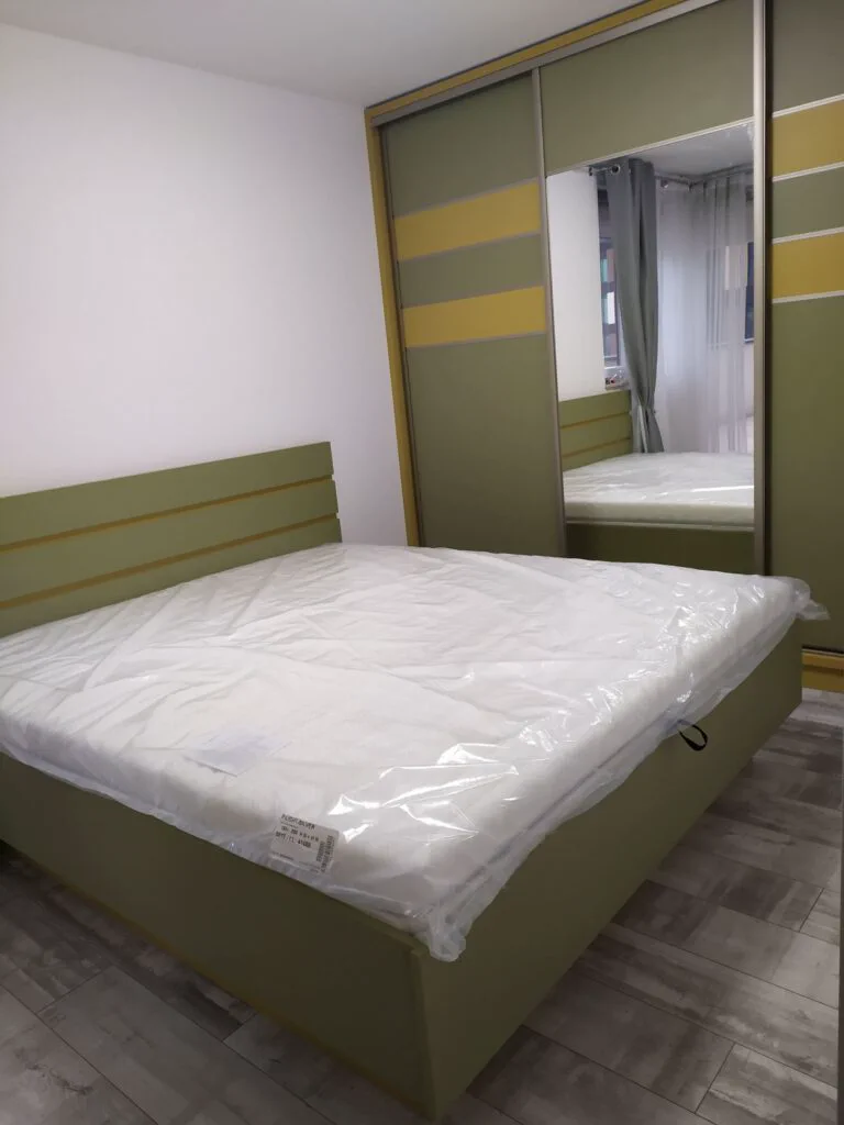 Sypialnia z łóżkiem, komodą i szafą z lustrzanym frontem