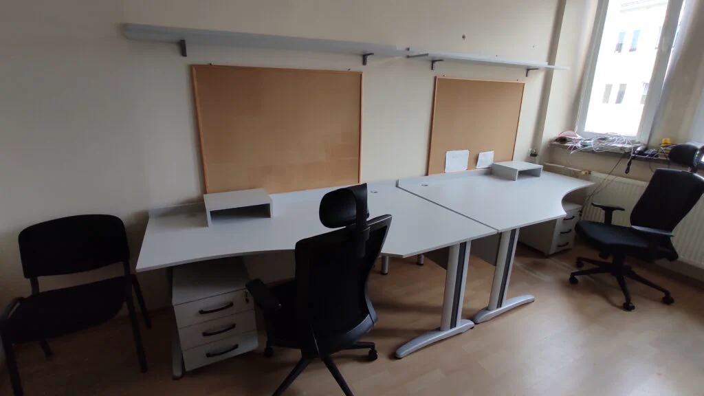 Zespół biurek na wymiar w jasnym biurze