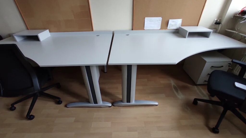 Blaty biurek połączone w stanowiska pracy
